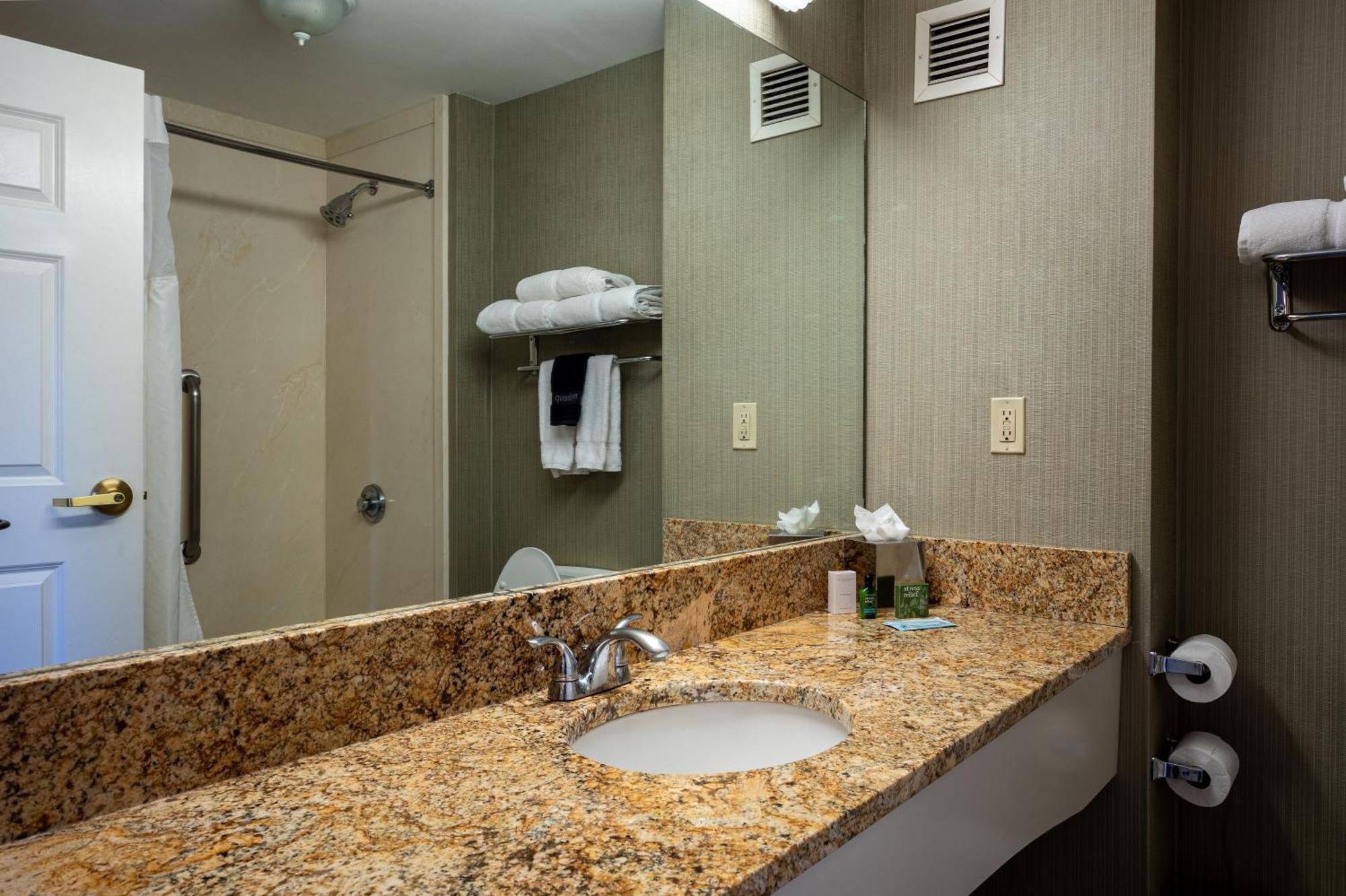 D. Hotel Suites & Spa Holyoke Buitenkant foto